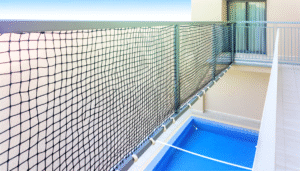 {"text":"*Conteúdo elaborado carinhosamente pela nossa equipe editorial...As varandas integradas à sala são um charme e trazem uma sensação de amplitude para os apartamentos, mas também levantam questões importantes sobre segurança, especialmente para famílias com crianças e animais de estimação. Nesse contexto, as redes de proteção se tornam um item indispensável. Neste artigo, iremos explorar a importância das redes de proteção para varandas integradas, como elas garantem a segurança da área de convivência e outras vantagens que esse acessório pode oferecer.nnPor que investir em redes de proteção?nNum mundo onde a segurança da família é prioridade, a instalação de redes de proteção em varandas e janelas deve ser considerada uma questão de saúde e segurança. Aqui estão algumas razões para investir nesse item:nnn Segurança das crianças: A curiosidade infantil pode ser perigosa. Redes de proteção evitam quedas, proporcionando um ambiente tranquilo para brincar.n Segurança dos pets: Nossos amigos de quatro patas também podem ser um pouco ousados. As redes ajudam a manter os animais seguros, evitando que eles saiam do apartamento.n Redução de acidentes: Além das crianças e pets, também há o risco de acidentes causados por objetos que podem cair ou serem lançados pela varanda.n Tranquilidade para os adultos: A sensação de segurança traz tranquilidade aos adultos, permitindo que desfrutem da varanda sem preocupações.nnnTipos de redes de proteçãonExistem vários tipos de redes de proteção disponíveis no mercado, e é importante escolher a que melhor atende às suas necessidades. Algumas opções incluem:nnn Redes de proteção para varandas: Feitas para cobrir toda a área da varanda, são feitas com materiais resistentes e duráveis.n Redes para janelas: Ideais para apartamentos com janelas que oferecem acesso fácil ao exterior. Elas mantêm a segurança sem bloquear a ventilação.n Redes para escadas: Esse tipo de rede é voltada para escadas internas ou externas, evitando quedas em escadas que podem ser perigosas.n Redes personalizadas: Algumas empresas oferecem redes personalizadas que se adaptam ao espaço disponível, garantido a máxima segurança e eficiência.nnnComo escolher a rede de proteção ideal?nEscolher a rede de proteção certa envolve alguns fatores que devem ser considerados, como:nnn Material: Opte por redes feitas de poliéster com tratamento UV, pois são mais resistentes e duráveis, além de serem menos suscetíveis a desgaste.n Tamanho: Meça a área que deseja proteger para garantir que a rede se encaixe perfeitamente, evitando brechas que possam comprometer a segurança.n Cor: Escolha uma cor que harmonize com a decoração do seu apartamento, tornando a rede uma extensão natural do ambiente.n Instalação: Verifique se a instalação será feita por profissionais qualificados para garantir que a rede fique bem esticada e segura.nnnVantagens das redes de proteçãonAlém da segurança, as redes de proteção oferecem outros benefícios que podem ser atrativos para os moradores de apartamentos:nnn Visibilidade: Redes bem instaladas não obstruem a visão, permitindo a entrada de luz natural e a visibilidade do exterior.n Facilidade de limpeza: A maioria das redes é fácil de limpar, com manutenção simples para manter sua aparência.n Variabilidade de designs: As redes podem ser encontradas em diversas cores e estilos, permitindo que você escolha a que mais se adapta ao seu estilo.n Instalação rápida e prática: Geralmente, a instalação das redes é rápida e não exige grandes reformas.nnnMitos comuns sobre redes de proteçãonInfelizmente, ainda existem muitos mitos sobre redes de proteção que podem intimidar os moradores de apartamentos. Vamos desmistificá-los:nnn Redes não são seguras: Esse é um dos mitos mais comuns, mas redes de proteção de qualidade e bem instaladas são projetadas especificamente para manter segurança.n Comprometem a estética do apartamento: Hoje em dia, existem diversas opções de redes que se adaptam ao design do apartamento, tornando-as quase invisíveis.n São caras: Apesar de haver variações de preços, no geral, o custo é acessível e o investimento vale a pena considerando a segurança que elas proporcionam.nnnManutenção das redes de proteçãonPara garantir a longevidade e eficácia das redes de proteção, algumas práticas de manutenção são recomendadas:nnn Limpeza regular: É importante limpar a rede periodicamente para evitar o acúmulo de sujeira, que pode comprometer sua durabilidade.n Verificação de danos: Inspecione frequentemente as redes para identificar quaisquer desgastes ou danos que possam ter ocorrido com o tempo.n Substituição quando necessário: Se notar qualquer dano significativo, como rasgos ou desfiamentos, é recomendável substituir imediatamente a rede.nnnA importância da conscientização sobre segurançanApenas instalar redes de proteção não garante completamente a segurança. É fundamental educar crianças sobre segurança e supervisionar os pets. Conversar sobre os perigos de uma varanda, e estabelecer regras claras para o uso dessa área, pode fazer toda a diferença. Além disso, reforçar a importância de não brincar perto da rede é essencial.nnConsiderações finaisnAs redes de proteção se mostram um investimento valioso para a segurança das varandas integradas nos apartamentos. Elas oferecem um espaço seguro para crianças e pets, sem comprometer a estética do ambiente. Além disso, as vantagens, como fácil manutenção e ampla opção de designs, fazem delas uma escolha prática e eficiente.nnSe você ainda tem dúvidas sobre a instalação e escolha da rede de proteção ideal para o seu apartamento, converse com profissionais especializados que podem ajudar a orientar a melhor opção para o seu caso específico. Garantir a segurança da sua família é, sem dúvida, a prioridade número um.nnAdotar as redes de proteção é um pequeno passo que pode fazer uma grande diferença na segurança da sua casa. Não deixe para depois, proteja quem você ama!"}