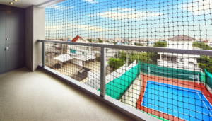 {"text":"*Conteúdo elaborado carinhosamente pela nossa equipe editorial...Proteger o lar é uma preocupação constante, especialmente para quem vive em casas térreas ou sobrados sem muros altos. Entre as diversas soluções disponíveis no mercado, as redes de proteção se destacam como uma opção eficaz e acessível para reforçar a segurança do seu espaço. Neste artigo, vamos explorar como as redes de proteção contribuem para evitar invasões por janelas, oferecendo não apenas segurança, mas também tranquilidade para você e sua família.nnO que são redes de proteção?nnAs redes de proteção são malhas feitas de materiais resistentes, projetadas para serem instaladas em janelas e sacadas, criando uma barreira física que impede a entrada de pessoas não autorizadas. Com tamanhos e espessuras variadas, elas são customizáveis para se adaptarem a diferentes tipos de aberturas, garantindo segurança sem comprometer a estética do ambiente.nnPor que investir em redes de proteção?nnInvestir em redes de proteção é garantir uma série de benefícios que vão além da segurança. Veja abaixo algumas das vantagens:nnn Segurança: A principal função das redes de proteção é criar uma barreira física que impede invasões, tornando sua casa menos vulnerável.n Visibilidade: Diferentemente de outras opções de segurança, como grades metálicas, as redes oferecem visibilidade para o exterior, permitindo que a luz natural entre.n Estética: As redes são discretas e podem ser instaladas de forma a harmonizar com a arquitetura da sua casa.n Manutenção: Elas são fáceis de limpar e manter, exigindo cuidados mínimos para permanecer em bom estado.n Proteção contra quedas: Além de evitar invasões, as redes também protegem crianças e animais de estimação de quedas acidentais.nnnEstatísticas de InvasõesnnÉ importante entender a gravidade do problema das invasões em residências. Segundo dados do Instituto de Segurança Pública, muitas casas são invadidas através de janelas, especialmente aqueles que não possuem muros altos ou sistemas de segurança mais elaborados. As redes de proteção podem ser a primeira linha de defesa, reduzindo consideravelmente as oportunidades para os intrusos.nnComo as redes de proteção funcionam?nnAs redes de proteção atuam como barreiras que dificultam, ou até mesmo impedem, o acesso a janelas e sacadas. Mas como isso é possível? Veja os principais aspectos:nnn Material Resistente: Feitas de nylon ou poliéster, as redes são projetadas para suportar cortes e rasgos, sendo difíceis de serem rompidas por uma pessoa.n Instalação Segura: Geralmente, as redes são fixadas com ganchos ou suportes que garantem a estabilidade, dificultando sua remoção sem uma ferramenta apropriada.n Customizações: É possível optar por redes de diferentes cores e tamanhos, alinhando-se ao design da sua casa e oferecendo discrição na segurança.nnnPassos para instalar redes de proteçãonnA instalação das redes de proteção é um processo relativamente simples e pode ser feito por profissionais ou por você mesmo. Aqui estão os passos básicos para a instalação:nnn Escolha do local: Identifique as janelas e sacadas que precisam de proteção. Veja também as medidas exatas para garantir um ajuste perfeito.n Seleção da rede: Escolha o tipo de rede que melhor atende suas necessidades. Considere cor, resistência e se ela é lavável.n Preparação das janelas: Limpe a área ao redor da janela para facilitar a instalação e garantir que a rede se fixe bem.n Montagem dos suportes: Siga as instruções do fabricante para fixar os suportes corretamente. Isso garante que a rede não se solte facilmente.n Instalação da rede: Prenda a rede aos suportes de forma firme, verificando se está bem ajustada e segura.nnnDicas para manter sua rede de proteçãonnA manutenção das redes de proteção é simples, mas crucial para garantir sua eficácia ao longo do tempo. Aqui estão algumas dicas para mantê-las em ótimas condições:nnn Limpeza regular: Limpe as redes com água e sabão neutro para remover sujeira e resíduos. Evite produtos químicos fortes que podem danificá-las.n Verificação de danos: Periodicamente, inspecione as redes em busca de furos ou desgastes. Caso encontre, providencie a troca ou reparo imediatamente.n Manutenção dos suportes: Verifique se os suportes estão bem fixos. Caso estejam soltos, ajuste-os para evitar que a rede caia.nnnOutras medidas de segurança complementaresnnEmbora as redes de proteção sejam uma excelente opção, é sempre bom considerar uma abordagem multifacetada de segurança. Aqui estão algumas medidas adicionais que podem complementar as redes:nnn Instalação de câmeras de segurança: Elas ajudam a monitorar a área e desestimular possíveis invasores.n Iluminação externa: Manter áreas externas bem iluminadas é uma boa prática que pode inibir intrusos.n Sistemas de alarme: Integrar redes de proteção a um sistema de alarme pode aumentar ainda mais a segurança da sua casa.n Cuidados com plantas: Evite manter plantas altas ou trepadeiras próximas às janelas, pois podem servir de apoio para invasores.nnnDepoimentos de quem já utilizou redes de proteçãonnMuitas pessoas que instalaram redes de proteção em suas casas notaram uma grande diferença na segurança. Aqui estão alguns depoimentos:nn"Desde que instalamos as redes de proteção, me sinto muito mais tranquila quando meus filhos brincam na sala. É uma solução simples, mas muito eficaz!" - Ana, 34 anos.nn"Moro em um sobrado e, mesmo sem muros altos, consegui garantir a segurança da minha casa com as redes. Recomendo!" - João, 45 anos.nnConsiderações finaisnnAs redes de proteção são uma solução viável e eficaz para quem busca aumentar a segurança de suas janelas e sacadas, especialmente em casas térreas ou sobrados sem muros altos. Além de prevenirem invasões, oferecem outros benefícios como proteção contra quedas e preservação da estética do lar. Ao considerar a instalação de redes de proteção, você está fazendo um investimento inteligente para proteger o que mais ama.nnNão deixe para depois! Avalie suas necessidades e considere a instalação de redes de proteção. A tranquilidade do seu lar e a segurança de sua família são prioridade. Conte com esse aliado na proteção da sua casa!"}